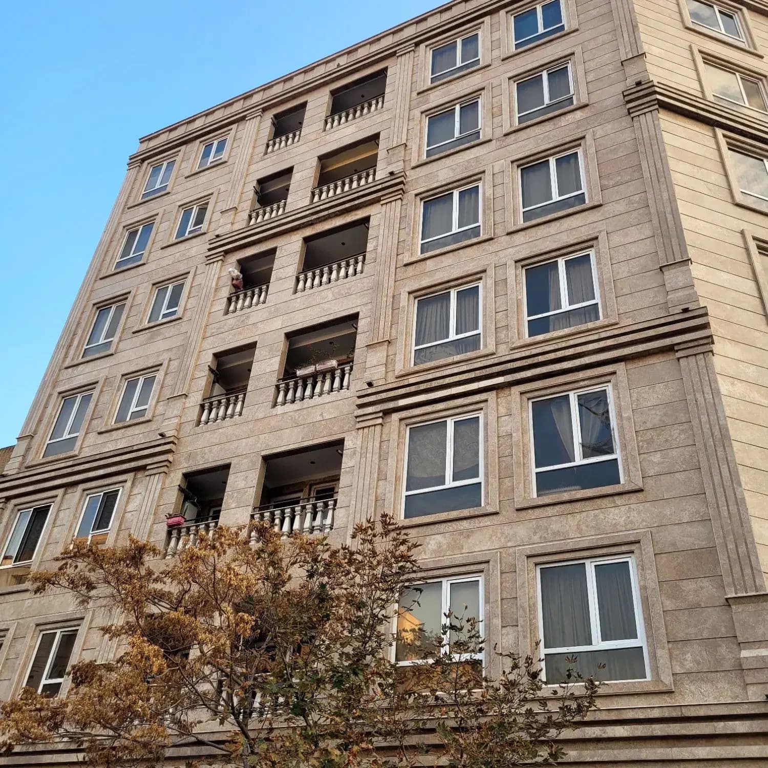 بلوار فردوس۸۴متر نوساز روبه آفتاب بدون دیوار مشترک